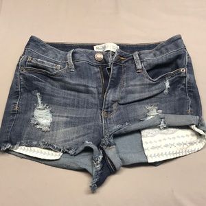 High rise shorts w/ pocket detailing